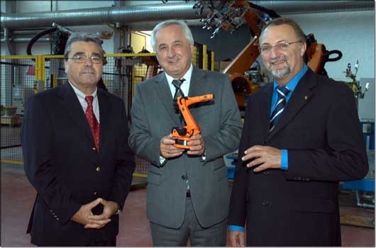 Gerhard Wiedemann, Bezirkstagspr�sident J�rgen Reichert mit einem Roboter-Modell sowie Wolfgang Hullermann (v.l.). &copy; Bezirk Schwaben