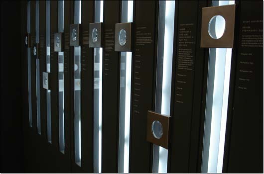 Tricky: lupenreine Draufsicht auf die kostbaren M�nzen, Medaillen und Plaketten.