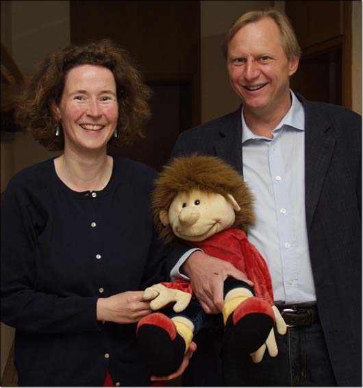 Freddy, der Scheidungsexperte, begleitet die Scheidungskinder bei ihren Gruppentreffen mit Angelika Schl�ter (links) und Joachim Marin (rechts). &copy; KJF/Karg