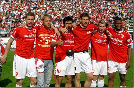 Daumen hoch hei�t's bei den siegreichen FCA'lern.