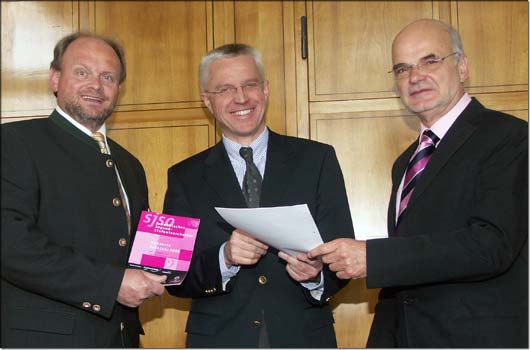 Die �bergabe des Sponsoringvertrages in der Zentrale der HypoVereinsbank Augsburg (von links): Vize-Bezirkstagspr�sident und &bdquo;SJSO&rdquo;-Vorstandsvorsitzender Alfons Weber, Direktor der HypoVereinsbank Augsburg, Harald Labow, und Dirigent Professor Christian Pyhrr.