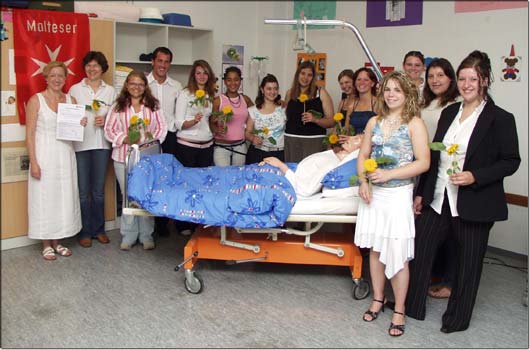 Die Sch�lerinnen des Berufsvorbereitungsjahres Sozialpflege freuen sich mit ihrer Lehrerin Ursula Sammer, Schulleiter Elmar Eckert und Jutta Gleich (Maltesern) �ber die bestandene Ausbildung zur Helferin in der Kranken- und Altenpflege. &copy; KJF/Riske