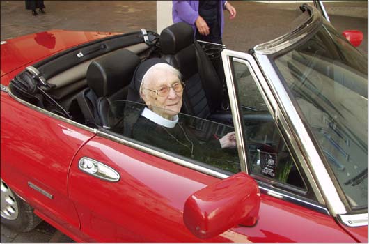 Im roten Cabriolet zum Hundertsten: das passt zu Schwester Engeltraud. &copy; KJF/Karg
