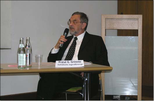Vertrat die Katholische Jugendf�rsorge bei der Podiumsdiskussion zum Thema Kinderarmut in Augsburg: Pr�lat G�nter Grimme. &copy; KJF/Riske